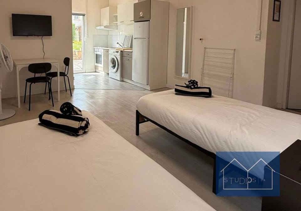 Bed, TV and multimedia, Kitchen or kitchenette, Bedroom