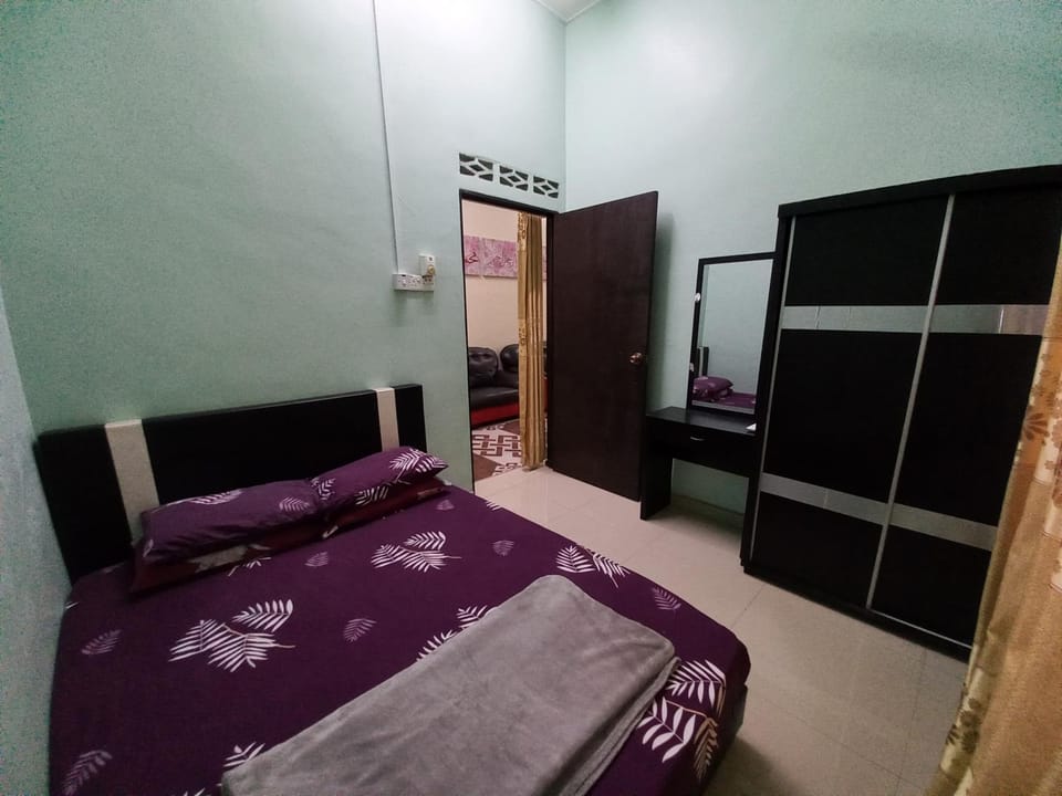 Bedroom, wardrobe, air conditioner