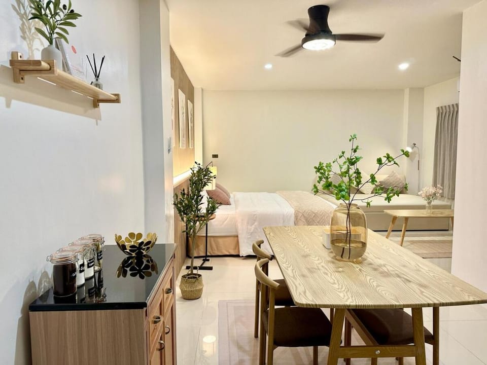 Studio Botanica I 2 mins to SRT Apartment in Bangkok