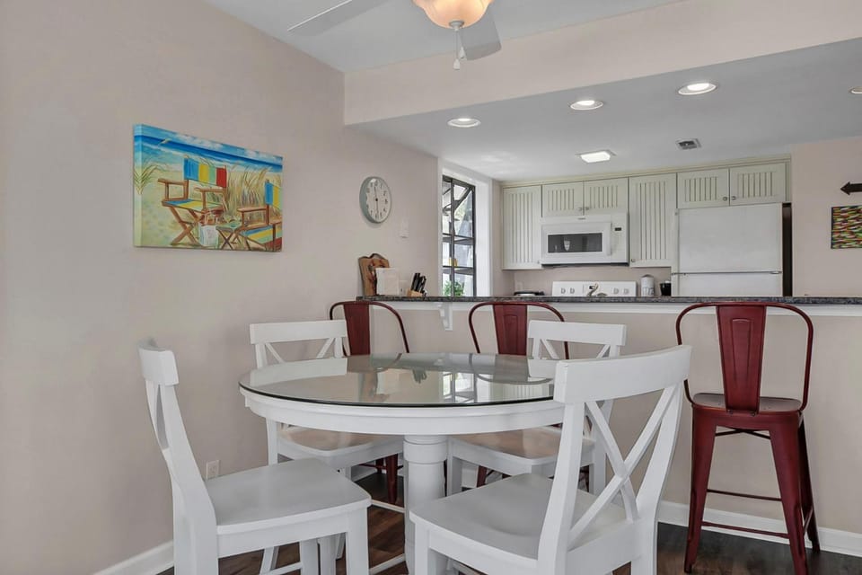 Kitchen or kitchenette, Living room, Dining area, stove