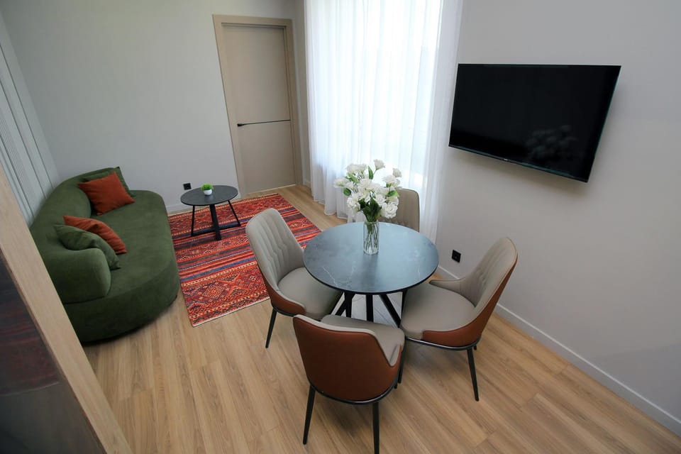 Photo of the whole room, Dining area