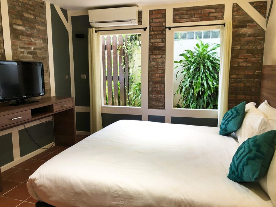TV and multimedia, Bedroom, Garden view
