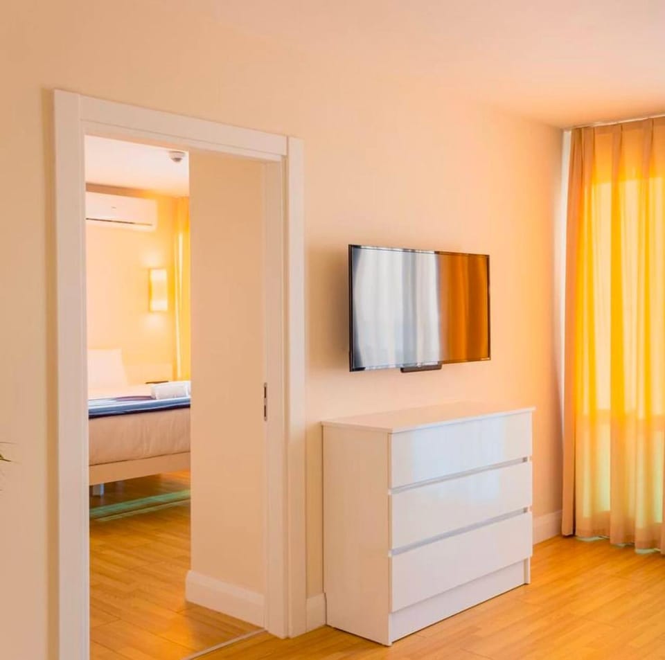 Bed, TV and multimedia, Photo of the whole room, Bedroom