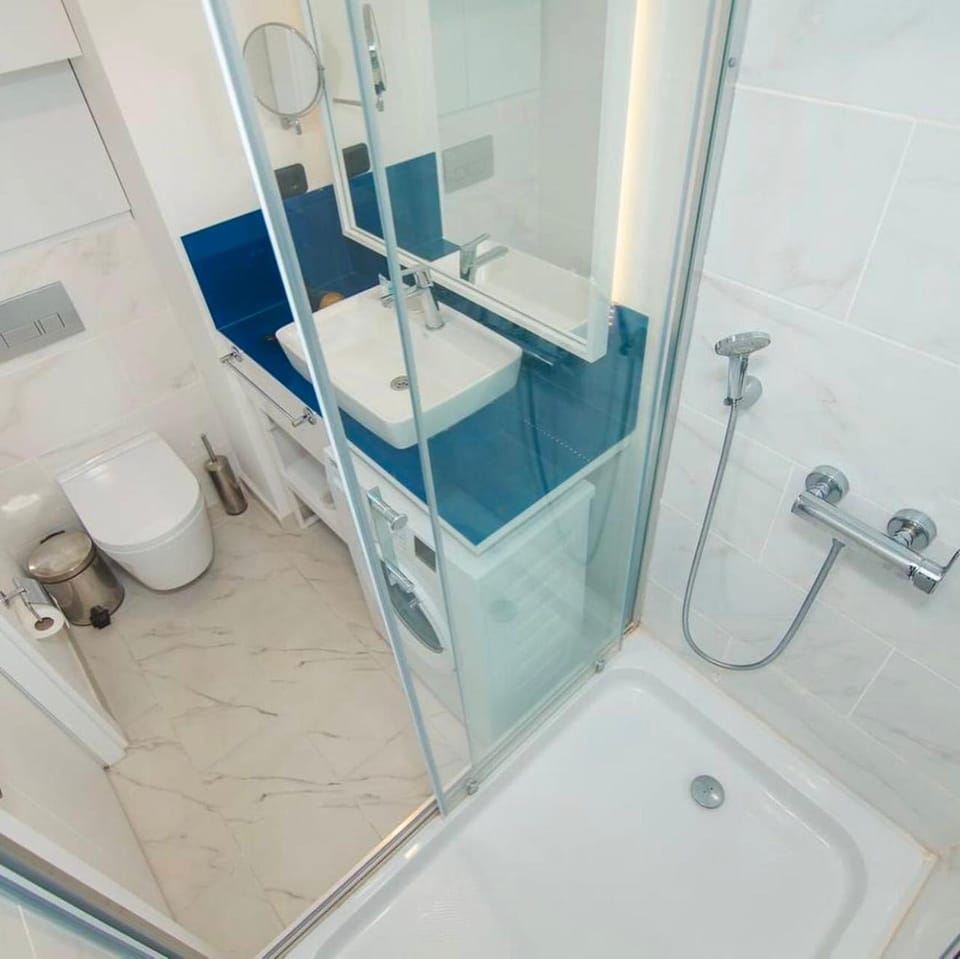 Shower, Toilet, Bathroom, towels
