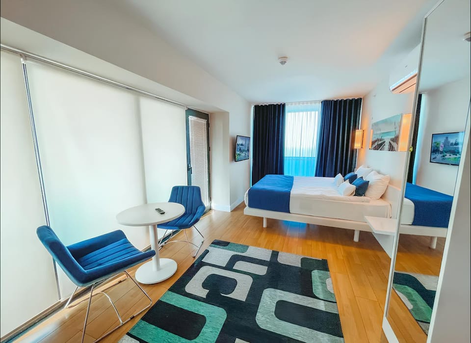 Bed, TV and multimedia, Living room, Photo of the whole room, Seating area, Bedroom