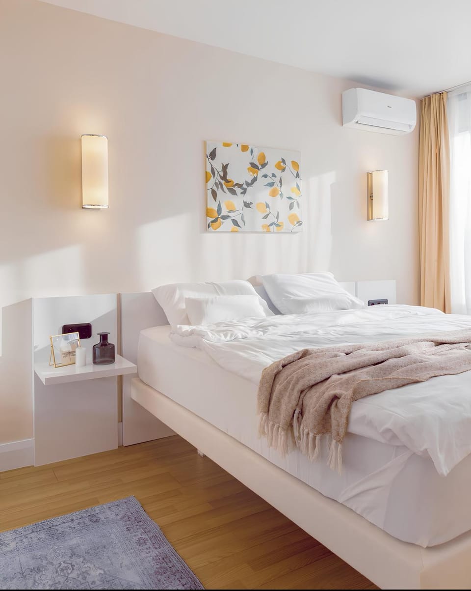 Bed, Photo of the whole room, Bedroom, towels, air conditioner