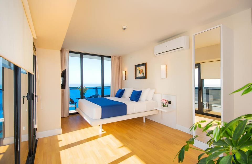 Bed, Living room, Photo of the whole room, Seating area, Bedroom