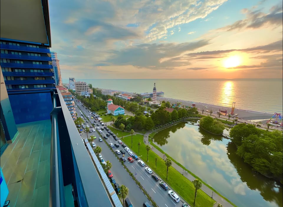 Nearby landmark, Day, Neighbourhood, Natural landscape, Bird's eye view, City view, Sea view, Street view, Location, Sunrise, Sunset, Parking