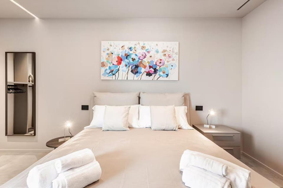 Bed, Photo of the whole room, Decorative detail, Bedroom, towels