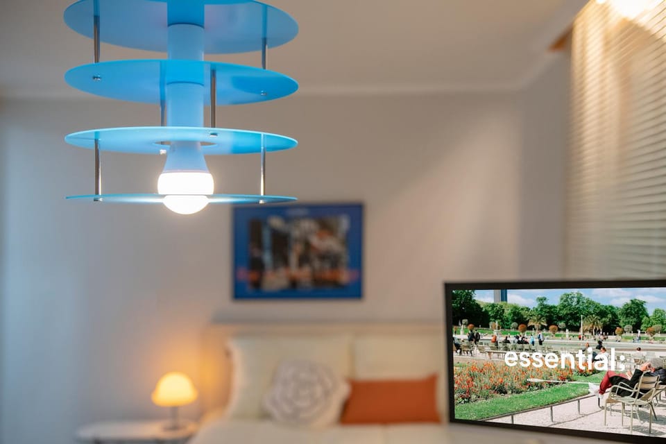 Bed, TV and multimedia, Evening entertainment, Bedroom