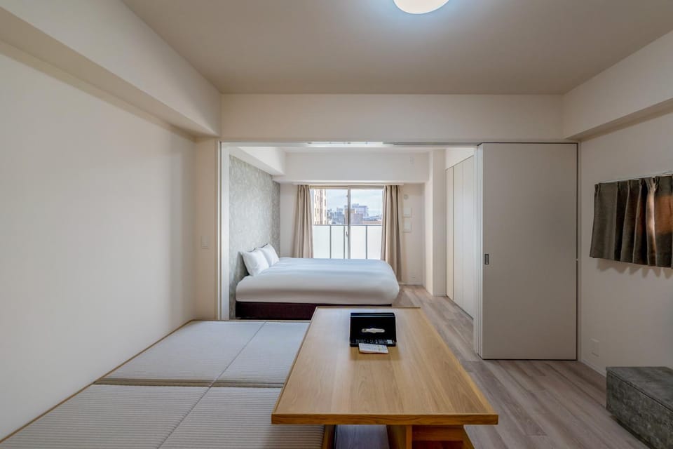 Bed, TV and multimedia, Living room, Photo of the whole room, Seating area, Bedroom