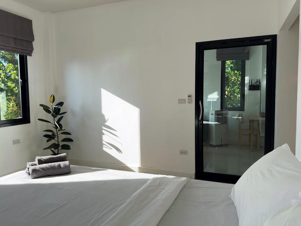 Bed, Photo of the whole room, Bedroom, towels