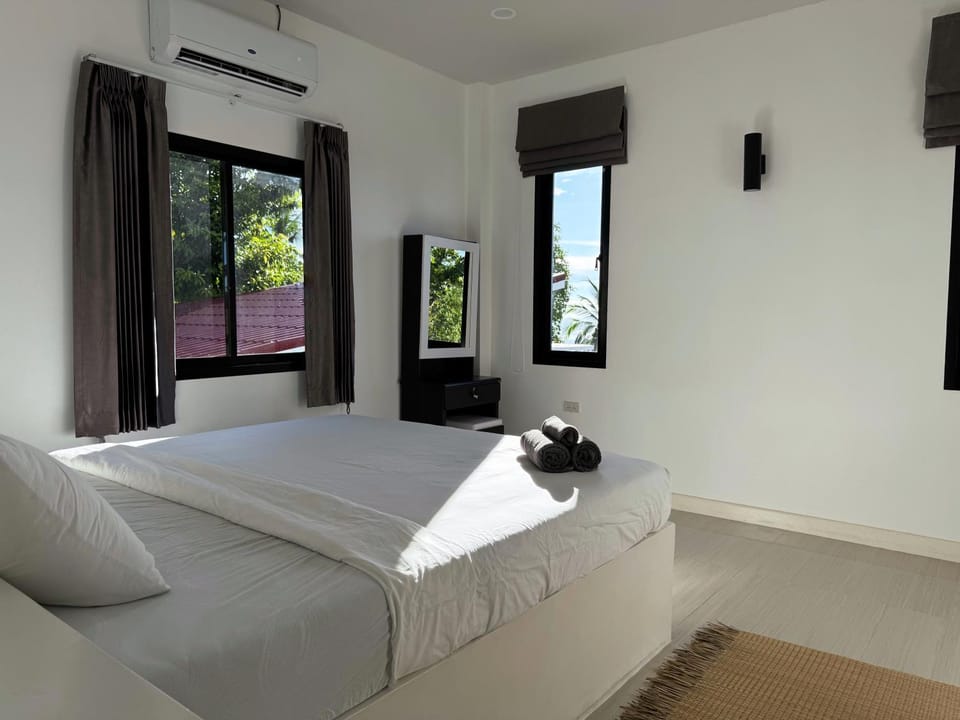Bed, Photo of the whole room, Bedroom, air conditioner