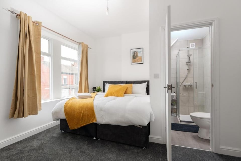 Shower, Bed, Bathroom, Photo of the whole room, Bedroom, towels