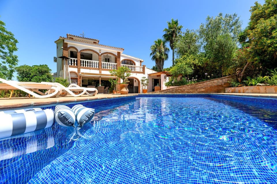 Property building, Pool view, Swimming pool, sunbed