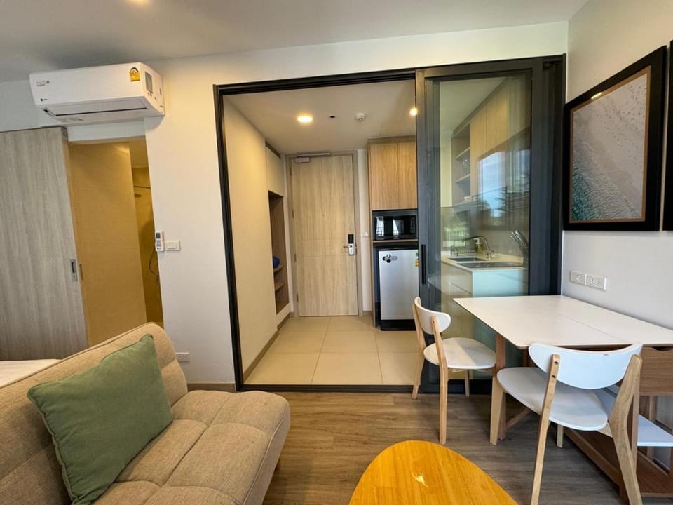 Kitchen or kitchenette, Living room, Seating area, Dining area, air conditioner