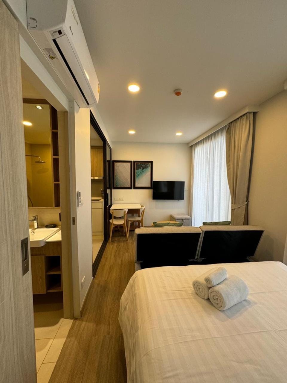 Bed, Living room, Photo of the whole room, Seating area, Dining area, Bedroom, air conditioner