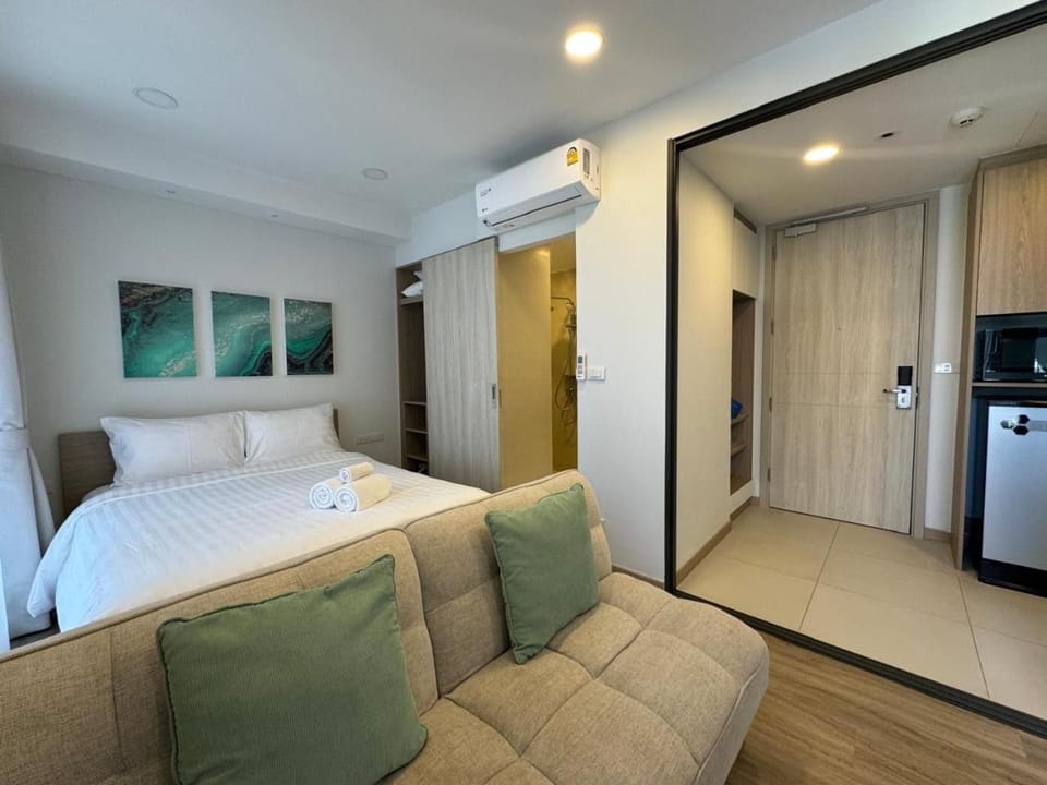 Bed, Living room, Bedroom, wardrobe, air conditioner