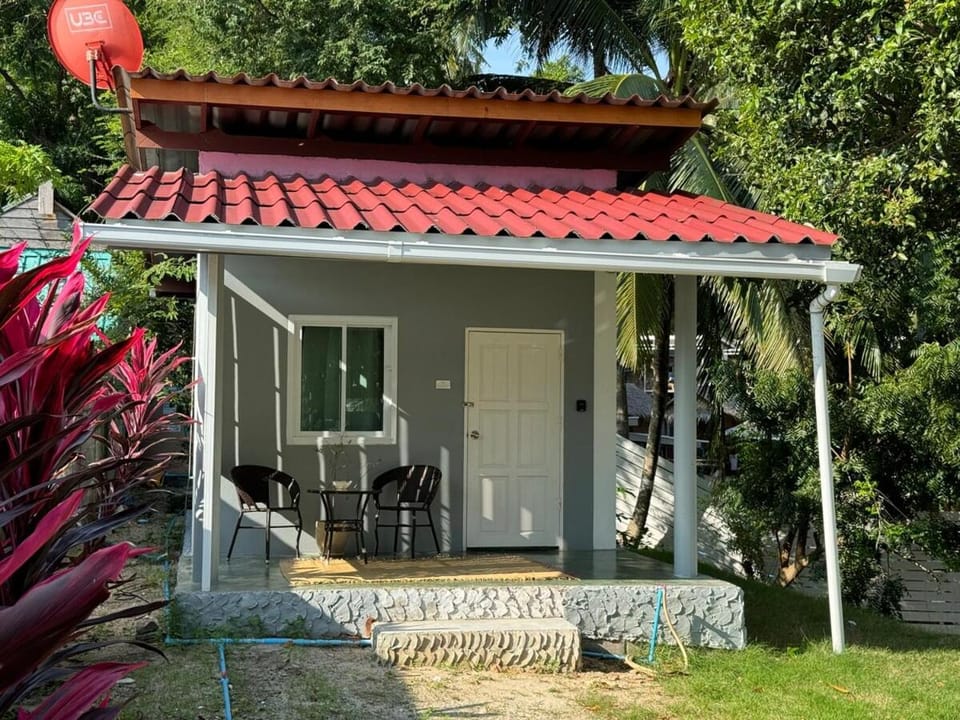 Tiny Srithanu Hut House in Ko Pha-ngan Sub-district