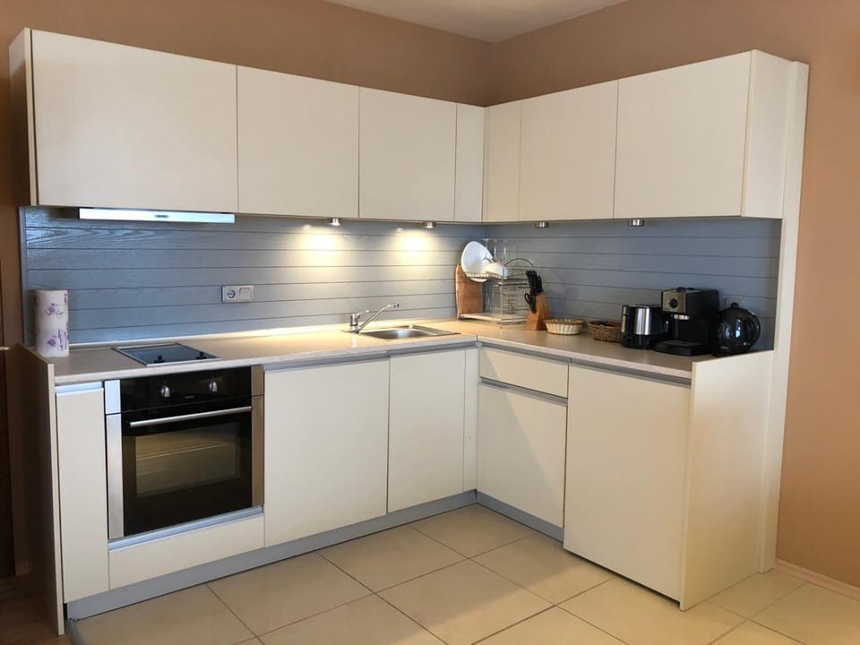 Coffee/tea facilities, oven, toaster