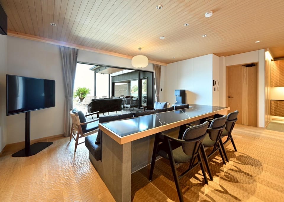 TV and multimedia, Coffee/tea facilities, Living room, Dining area, Non alcoholic drinks, air conditioner