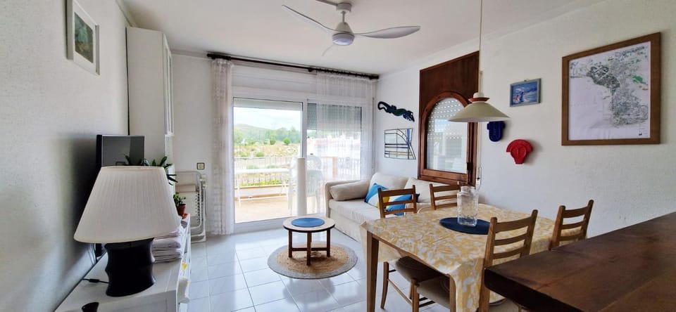 TV and multimedia, Living room, Seating area, Dining area, air conditioner