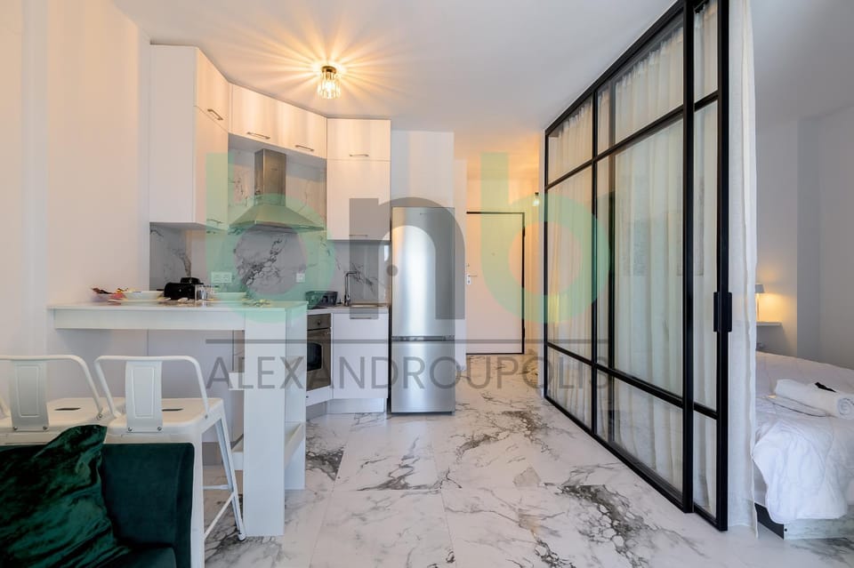 Bed, Living room, Photo of the whole room, Seating area, Bedroom, oven