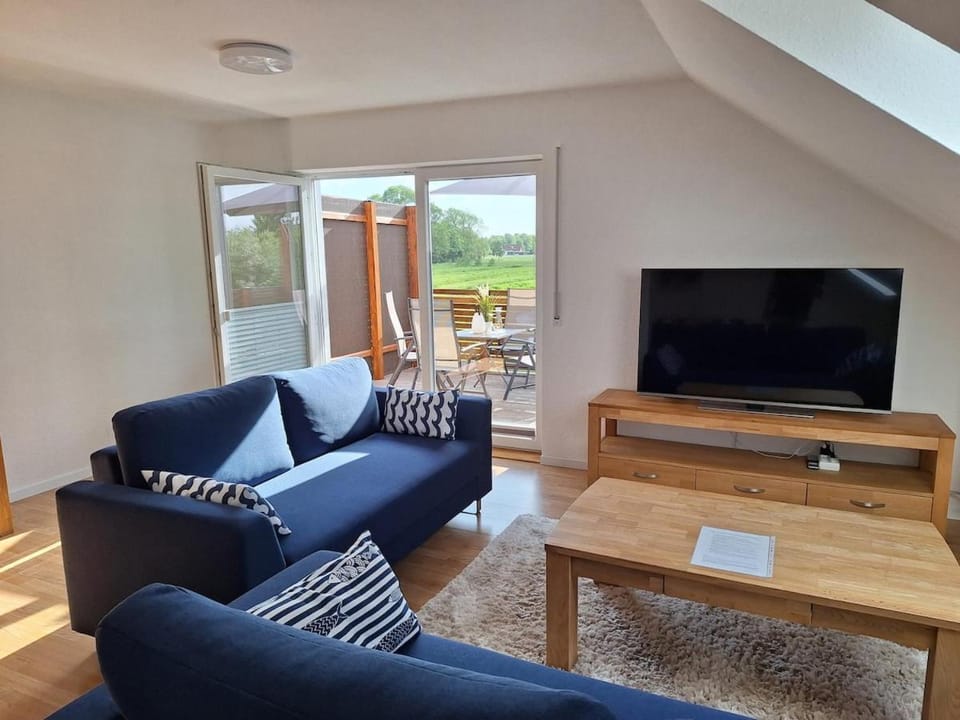 Communal lounge/ TV room, TV and multimedia, Living room, Seating area, Evening entertainment