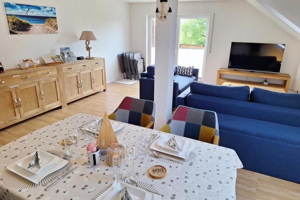 Communal lounge/ TV room, TV and multimedia, Living room, Seating area, Evening entertainment, Food