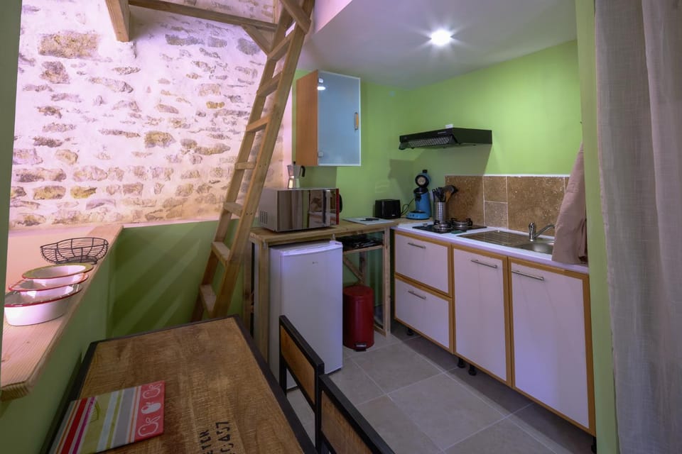 Kitchen or kitchenette