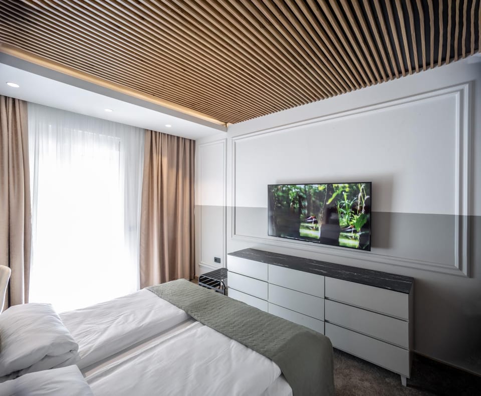 Bed, TV and multimedia, Bedroom