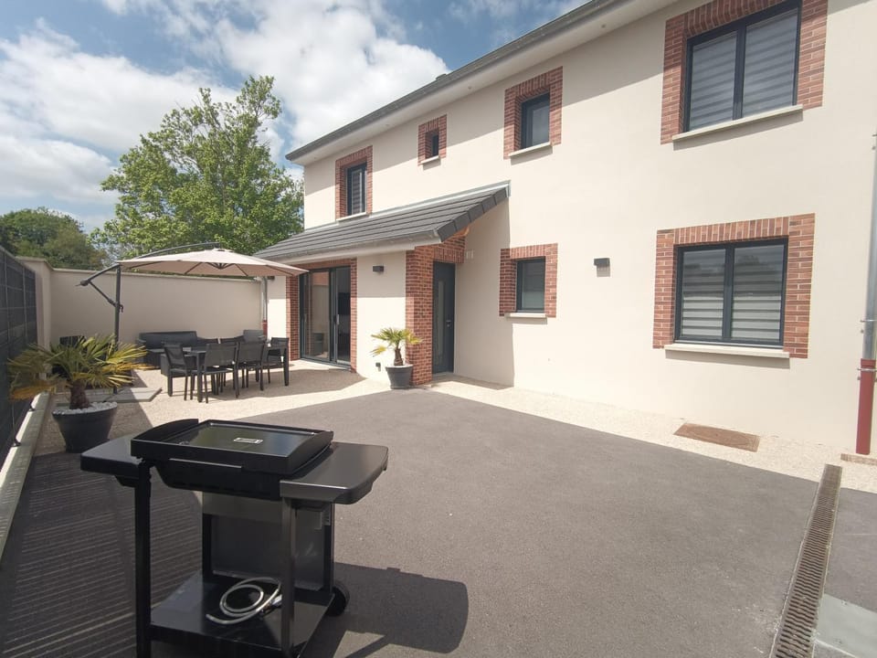 Property building, Patio, BBQ facilities, Balcony/Terrace