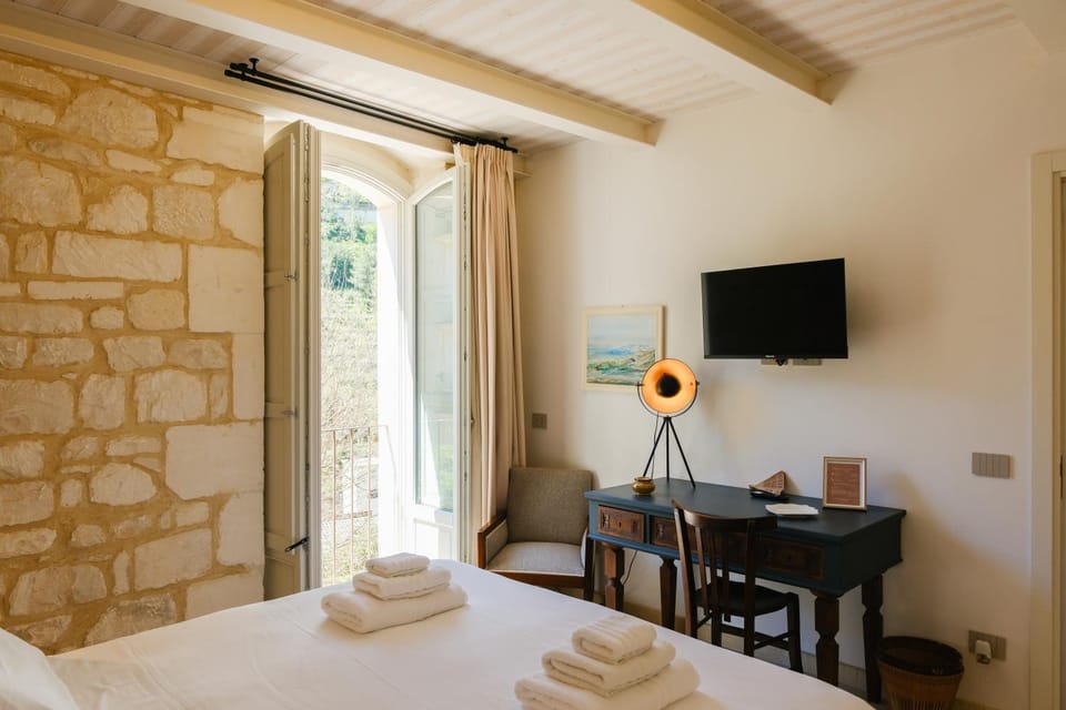 Bed, TV and multimedia, Photo of the whole room, Evening entertainment, Bedroom, towels