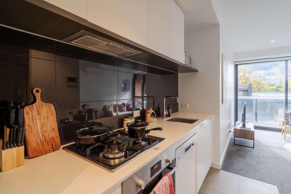Coffee/tea facilities, Kitchen or kitchenette, dishwasher, stove, toaster