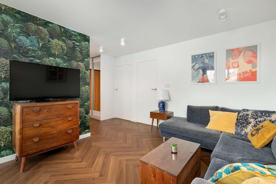 TV and multimedia, Living room, Seating area, Evening entertainment
