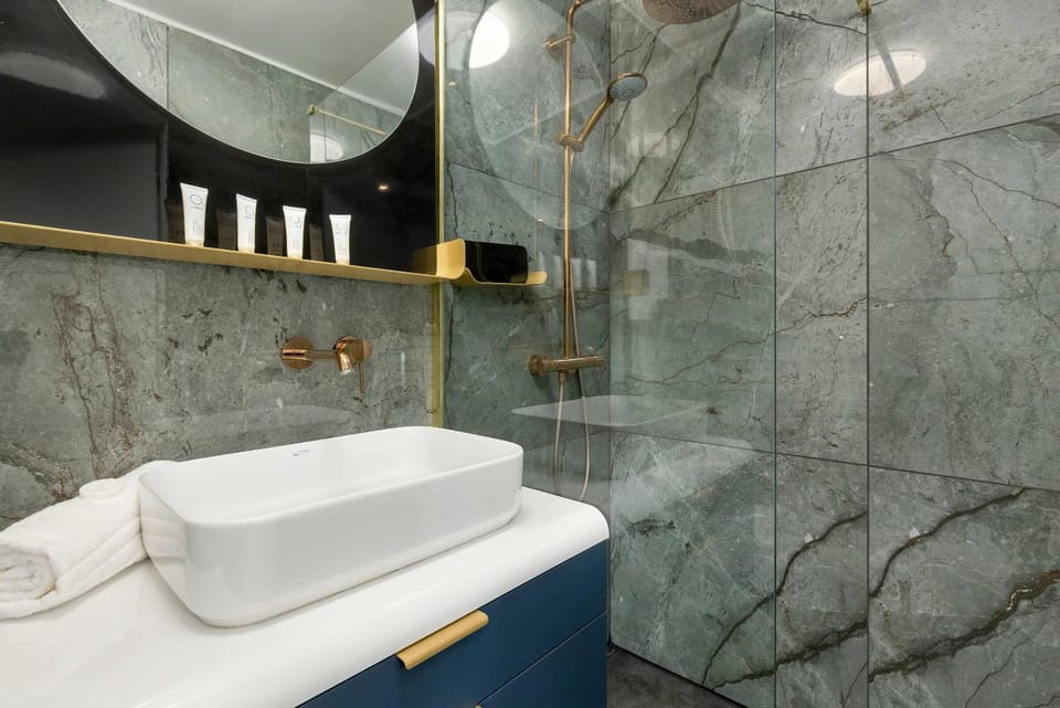 Shower, Bathroom, towels