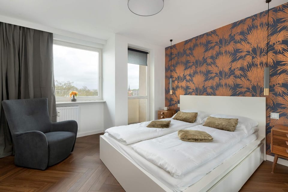 Bed, Photo of the whole room, Seating area, Bedroom, towels