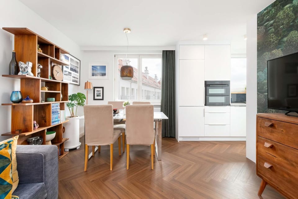 TV and multimedia, Kitchen or kitchenette, Living room, Seating area, Dining area