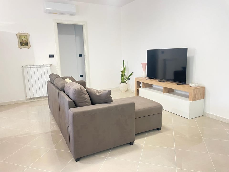 Communal lounge/ TV room, TV and multimedia, Living room, Seating area, Evening entertainment
