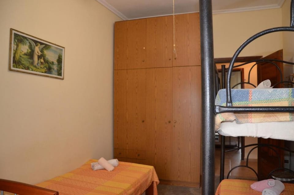 Bedroom, bunk bed