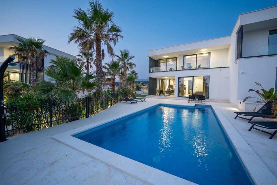 Property building, Pool view, Swimming pool, sunbed