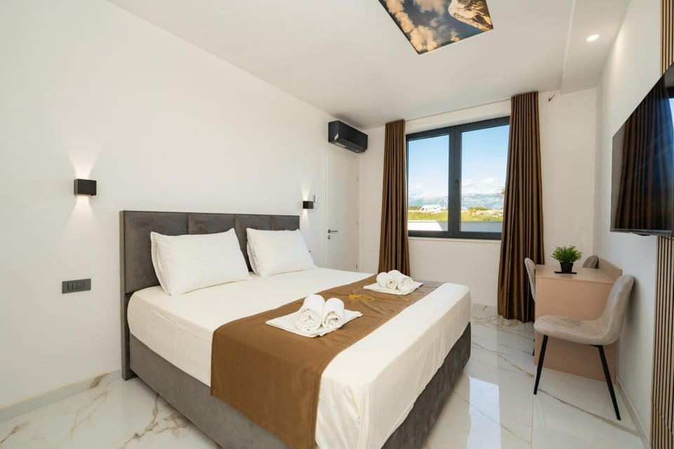 Bed, Photo of the whole room, Bedroom, towels, air conditioner