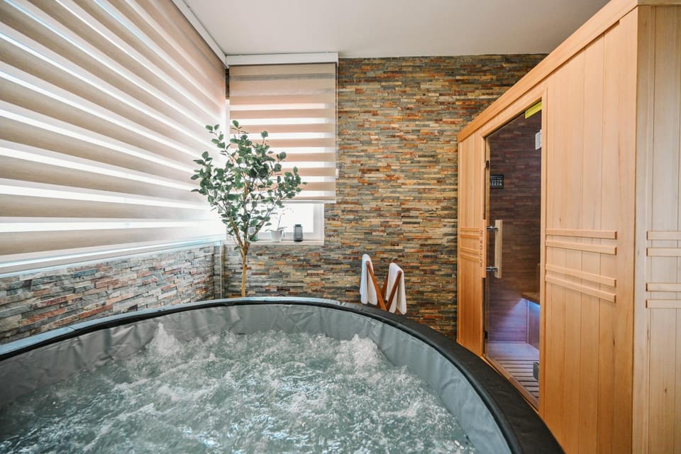 Hot Tub, Sauna