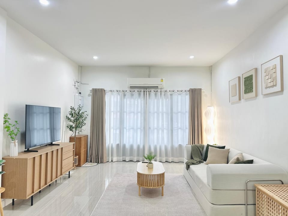 TV and multimedia, Living room, Seating area, air conditioner