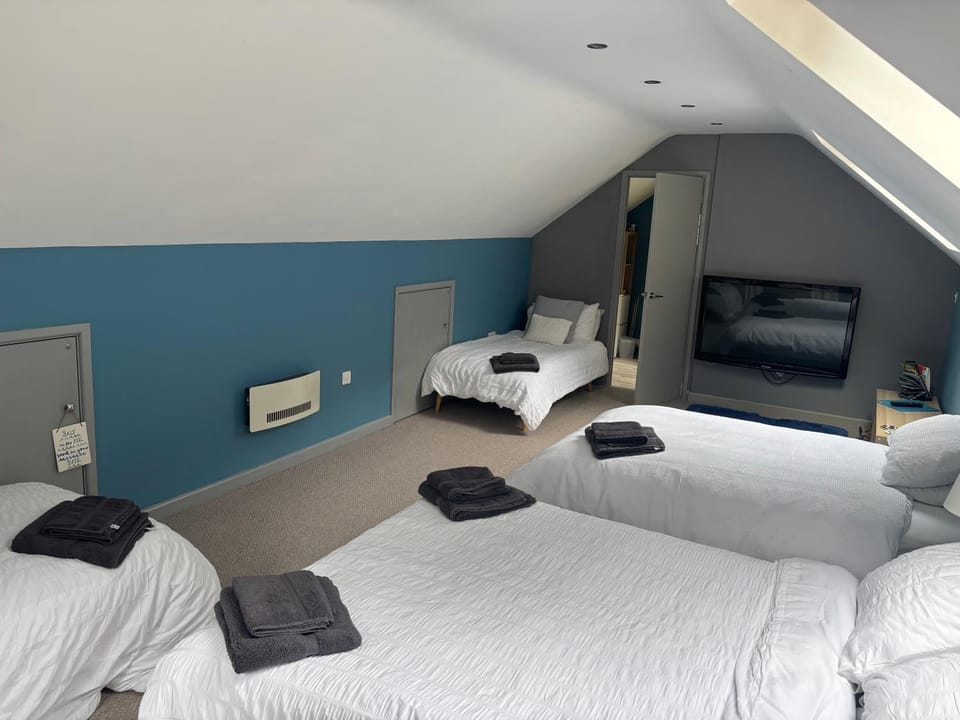 Bed, TV and multimedia, Photo of the whole room, Bedroom, towels