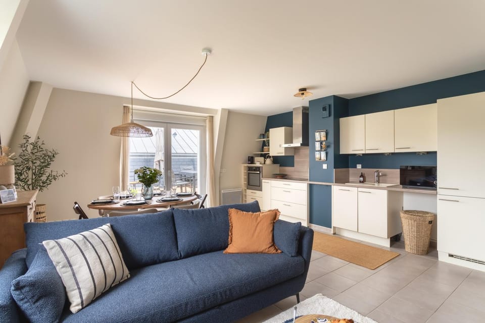 Kitchen or kitchenette, Dining area, stove