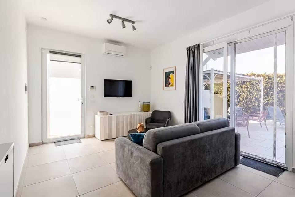 TV and multimedia, Living room, Seating area, Evening entertainment