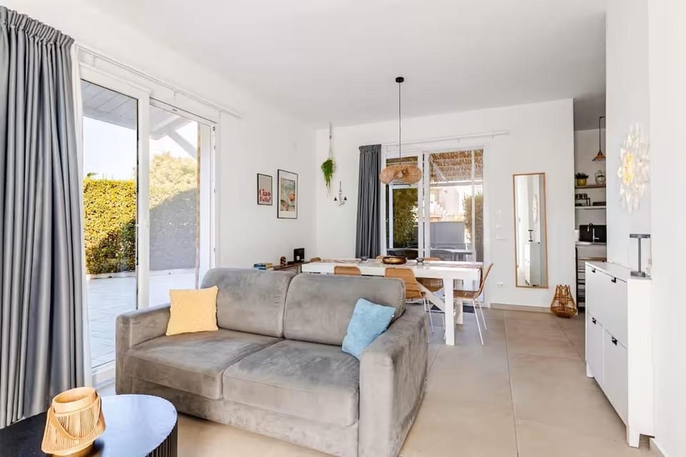 TV and multimedia, Living room, Seating area, Dining area