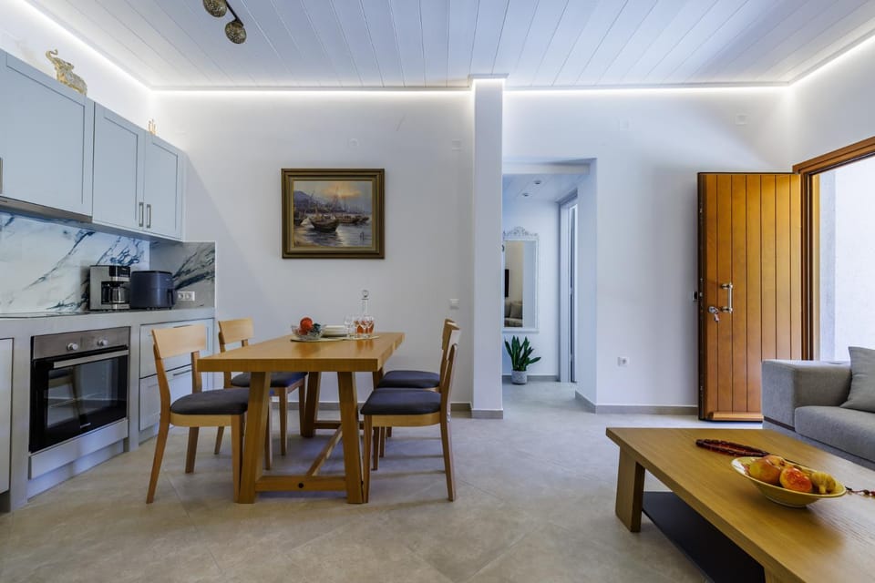 Kitchen or kitchenette, Living room, Seating area, Dining area