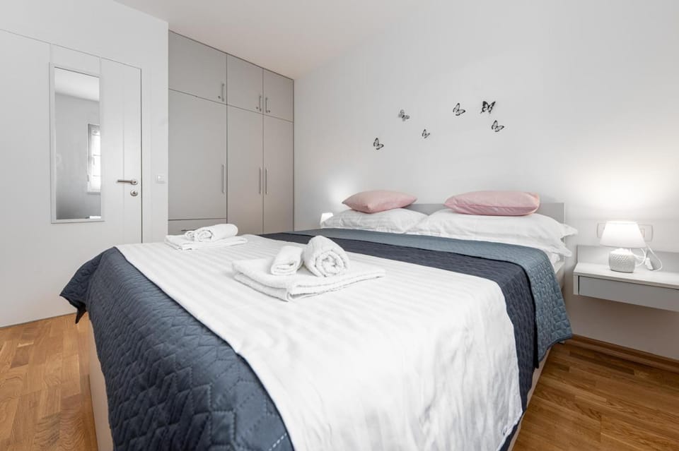 Bed, Bedroom, towels
